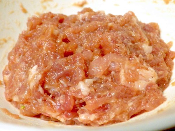 把絞肉加入調味料攪拌均勻後備用