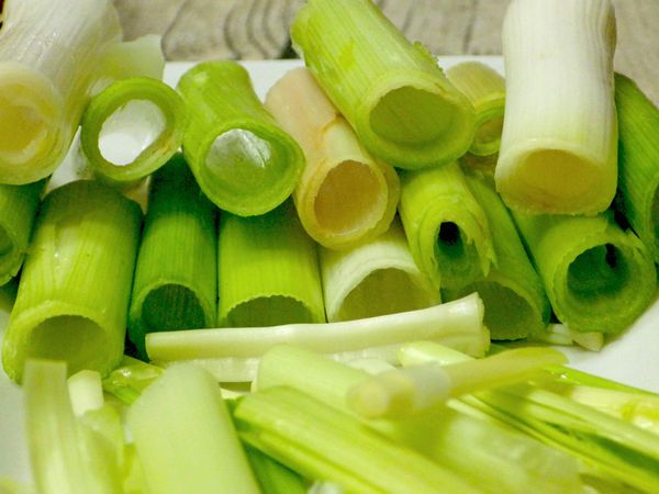 把蒜苗蒜白部份切段約2公分長度，用筷子把蒜白中間給凸出來，讓蒜白中間成中空狀