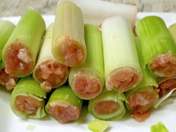 把絞肉給塞進蒜苗裡