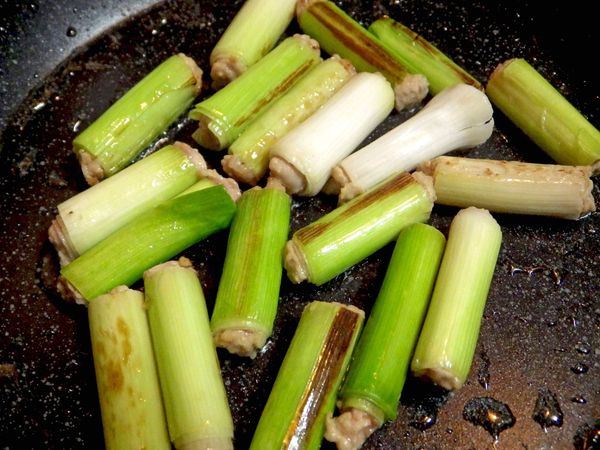 少許油把蒜肉捲給放入稍微煎一下