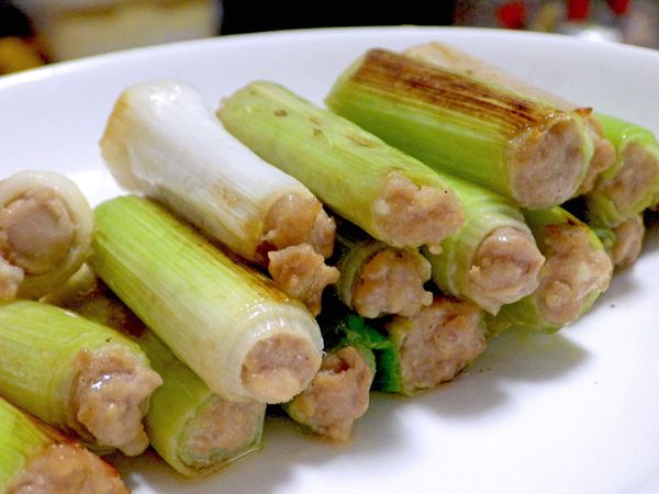 把蒜肉捲先夾起來備用