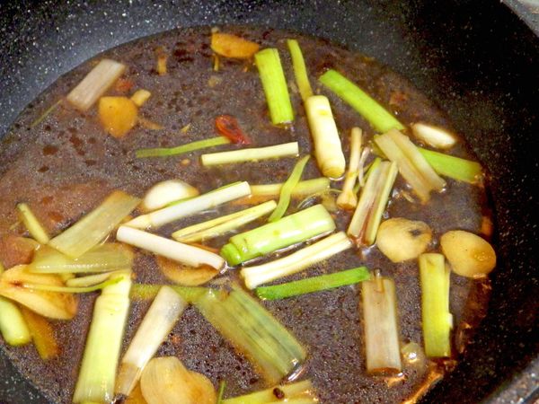 用鍋子裡剩餘的油煸香蒜頭，辣椒，再加入醬油膏，糖及適量的水（勿多）