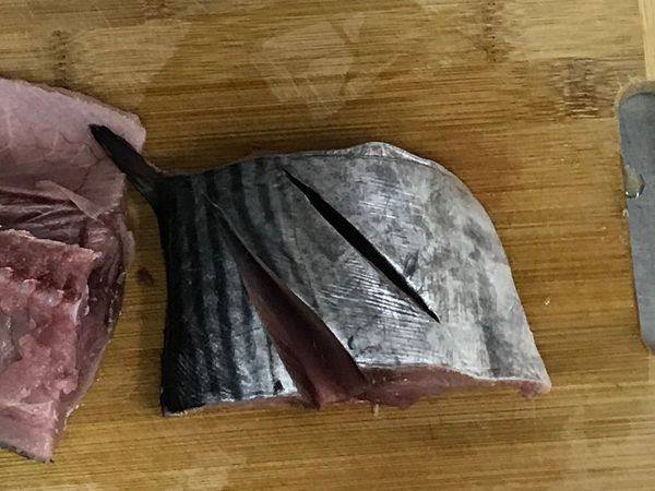 將鮪魚肚清洗乾淨，在前後各劃幾刀。
我選的是小型鮪魚