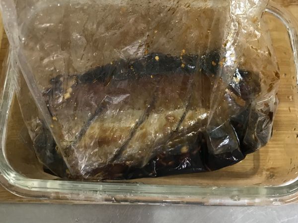 將醃料配製好，放到夾鏈袋中。把魚放入稍微揉搓，放置到冰箱冷藏至少2~3hr入味。