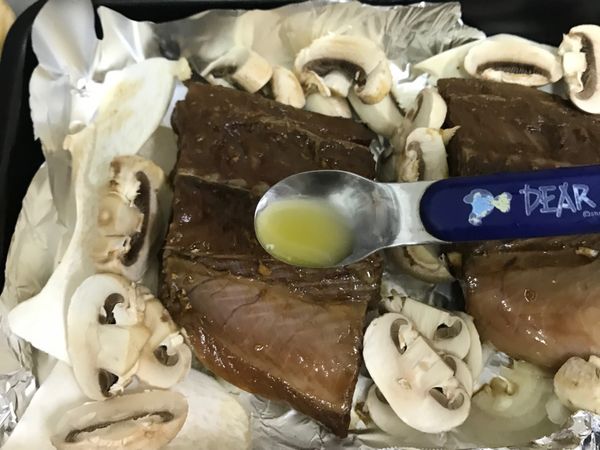 取出醃好的魚片，放在錫箔紙上。淋上融化的奶油(上下都要)。放入200度烤20~25分鐘。