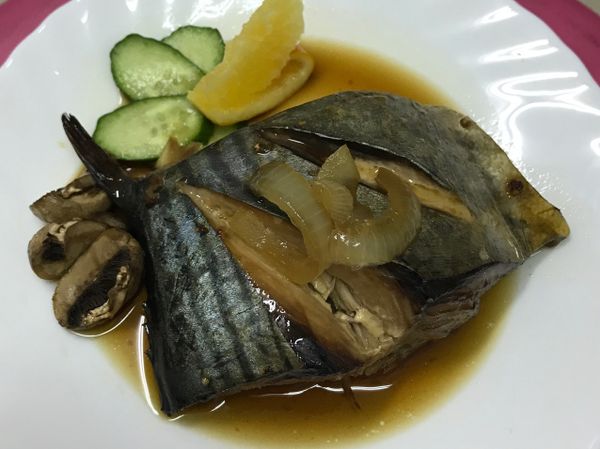 將烤好的魚淋上醬汁，擺盤上桌即可。