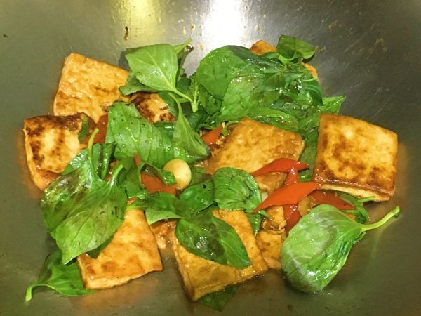 放入作法2的豆腐及調味料拌勻，小火煨煮至略收乾，放入九層塔拌炒即可。