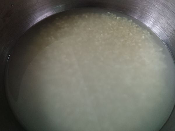 將米輕洗兩次
 把240g米跟240ml水 混合