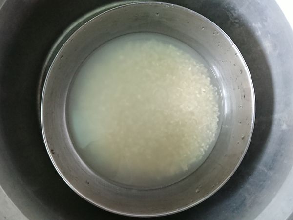 將 米 確實放入電鍋。
(圖為大同傳統電鍋)