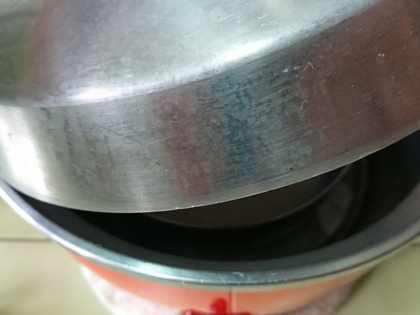 確實將電鍋鍋蓋 蓋上。