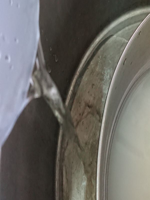 將120ml水 倒入電鍋內鍋。
(如使用電子鍋則不用)