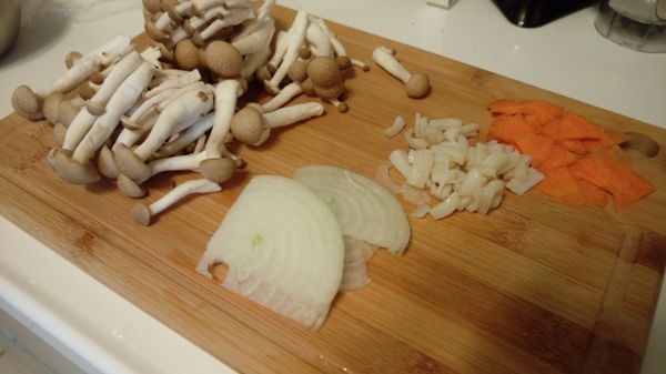 １.干貝先泡水，需要的配菜切片，切段
2.雞腿兩面煎過，半熟狀切塊，炒香洋蔥、香菇
３.洗好米，加入適量水和干貝水、醬油和配料
４.放入電子鍋，選擇什錦飯模式
5.飯煮好，再拌入燙龍鬚菜和少許鹽巴