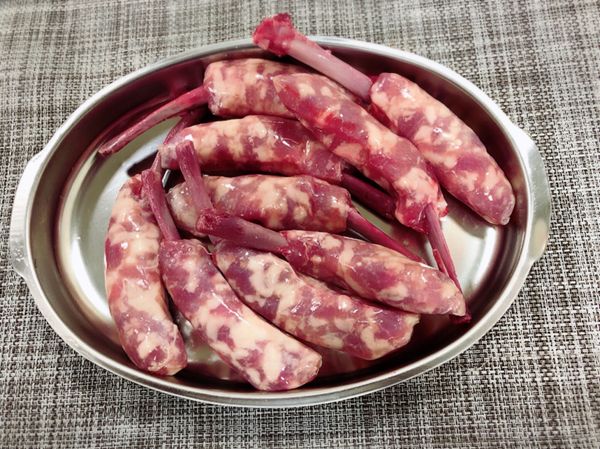 冷藏帶骨香腸------備料中