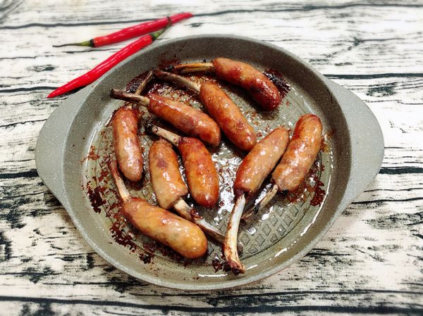 水波燒烤帶骨香腸取出爐要小心，烤盤很燙。