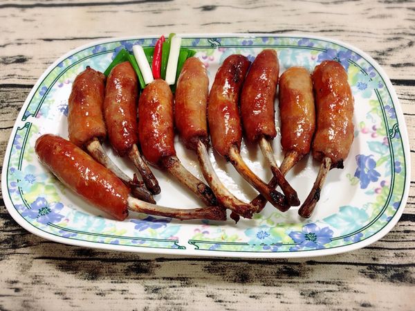 香噴噴帶骨香腸出爐擺盤裝飾即可上桌了!