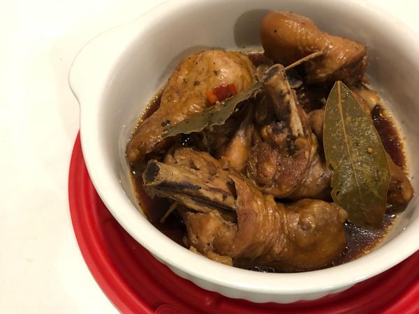 挑起已經被燉爛的蔥即可擺盤嘍