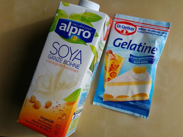 1. 吉利丁片剪小塊泡冰水
2. 加熱豆漿(約50度)
3. 泡軟的吉利丁片擰乾放入熱豆漿