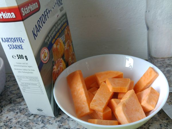 1. 秤好地瓜切小塊放入電鍋蒸(外鍋一杯水)
2. 電鍋跳起後，用筷子戳看看夠不夠軟爛
3. 熟地瓜盡量把水分瀝乾，拌入太白粉(馬鈴薯粉)