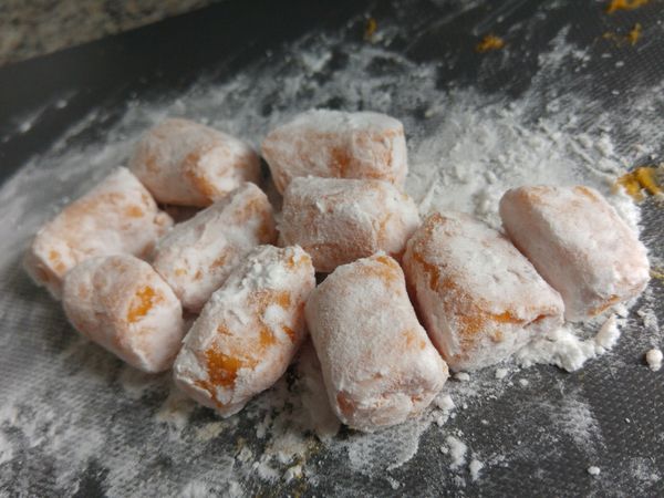 搓成長條形，切小塊，灑上太白粉以免沾粘