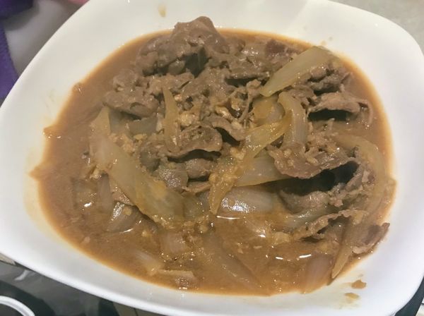 放入醃好的肉片連同醬汁，6分鐘/V/🥄（反轉），肉片炒3分鐘後，要開蓋把相黏的肉片分離，再加蓋繼續炒，完成後開蓋檢查肉片是否都熟了，視情況增加分鐘數。
肉片熟後取盤乘裝，可灑上白芝麻或蔥花，即完成