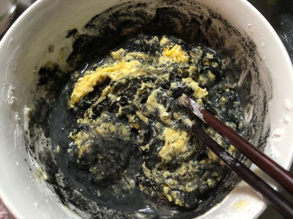 將 [炸的麵糊] 都拌在一起，不要一次全下，會不好拌也容易結塊，一次下一些，慢慢拌