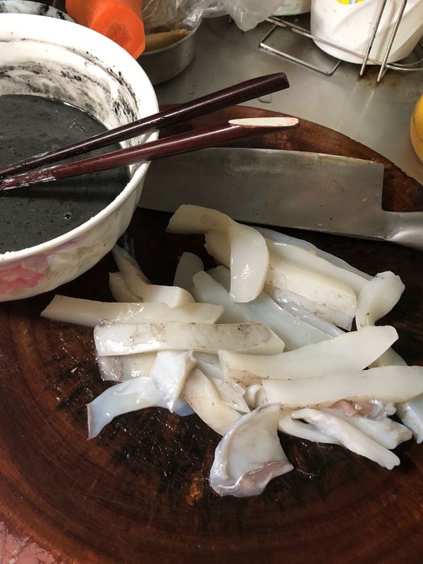 將墨魚切條狀