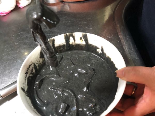 一條一條放進去麵糊沾裹好