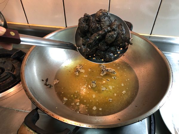 為了更酥脆，用勺子將炸好的麵糊都撈起來，然後再一口氣放下去，這是回鍋