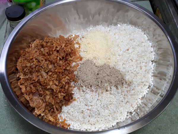 米洗淨泡水4小時，花生用濃鹽浸泡一晚後