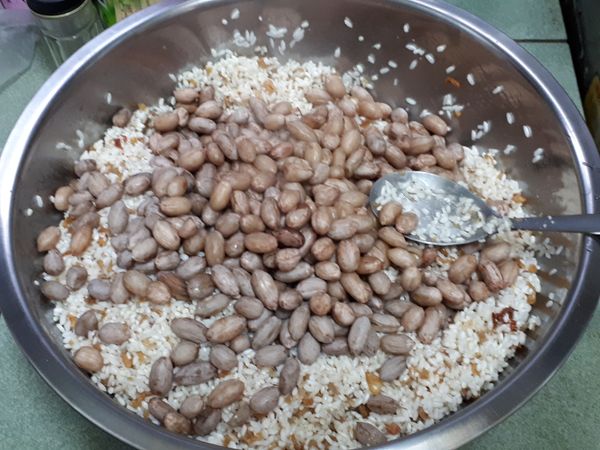 花生先電鍋外鍋2杯水蒸過後，混入所有材料，攪拌均勻