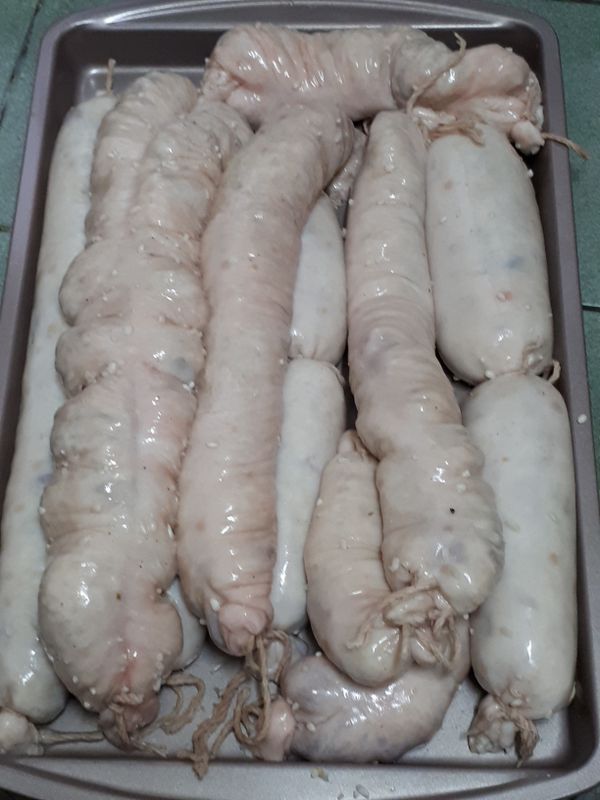 用大口一些的保特瓶，剪去保特瓶底部，充
當漏斗使用，接近大腸頭那段腸子最直，抖一抖腸子米粒很容易就滑下去了，7分飽就好，米粒會膨脹，大腸會縮小，灌太飽時會撐破。
灌米同時也灌一點水讓米粒和花生有水份可以吸收比較容易軟爛。