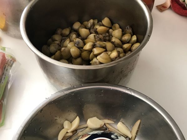將買回來的蜆仔泡水加鹽吐沙至2小時