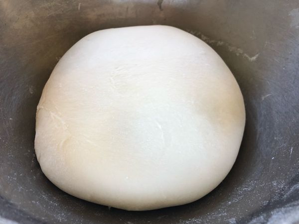 以 3，3，3，3原則來攪打麵糰。
第一個 3 分鐘慢速攪打，先將附了塩和奶油全數放入，攪打成糰即再加入塩，續打好打滿 3分鐘。
第二個3 分鐘中速攪打。
第三個 3 分鐘加入無塩奶油後慢速攪打。
第四個 3 分鐘調到中速，打到麵糰發亮。
攪打完成滾圓後發酵 60 分鐘。