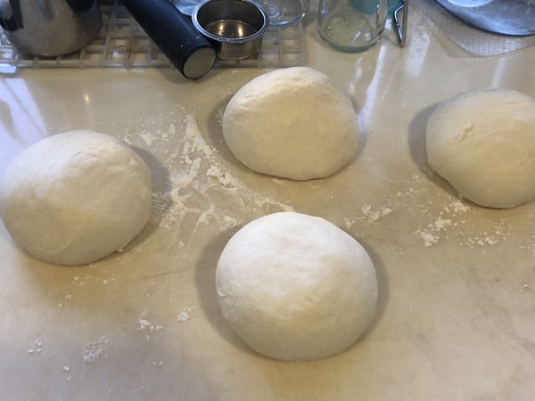 切割成一球 260 g 的麵糰，滾圓後放入冰箱 2 小時。使麵糰的水合作用更加深層。