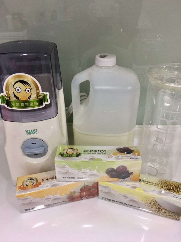 準備芳蓉優格機~芳蓉全玻罐
全脂鮮奶1000ml和一包優格精霊