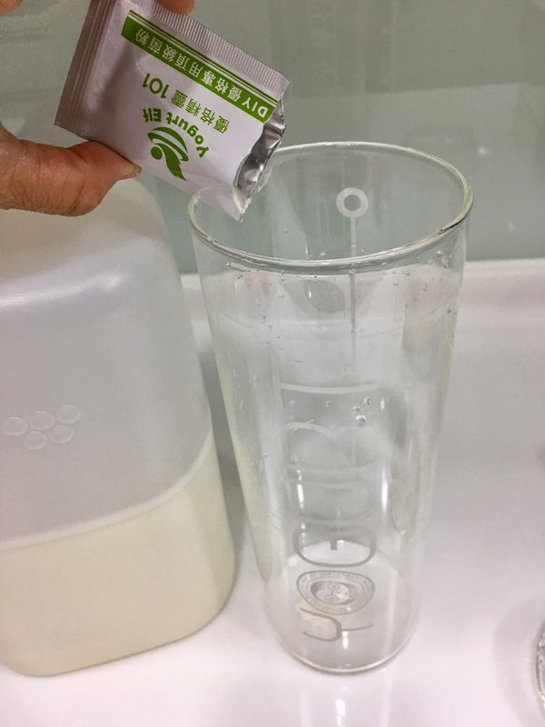 全玻罐用清水洗淨,加入一包優格精霊
在把牛奶加入一些些,輕輕搖晃,把菌搖勻
在把全脂牛奶加到1000ml
