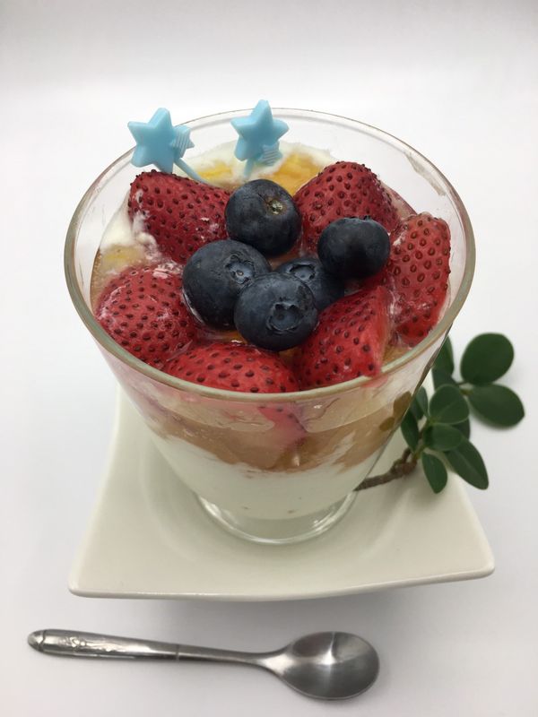 挖出自己要吃的份量,加上些許水果,健康滿分