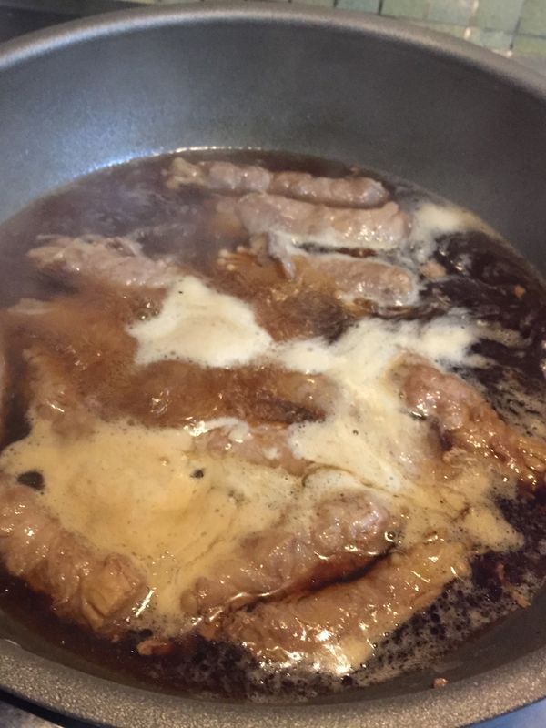 確定每面都煎熟後，加入步驟一的所有調味料！切記要讓每面都淋(均勻沾附)到調味料以便入味。