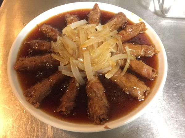 將多餘的醬汁用大火收乾,並淋在所有肉捲上