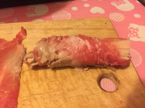 用肉片捲起適量的金針菇,盡量包的紮實一點,最後的接合面都落在同一線上,這樣煎的時候才方便從接合面開始煎