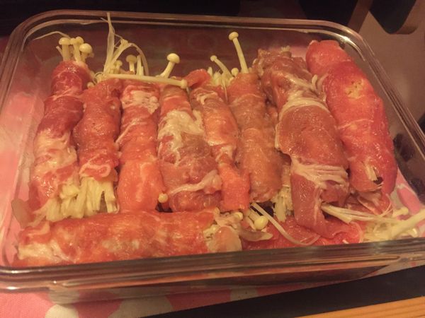 捲好的金針菇豬肉捲就大概像這樣。