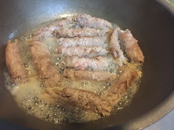 開鍋～熱鍋冷油小火開始煎
把豬肉捲從接合面開始煎
然後確定接合面已經黏起的時候,就可以翻面煎豬肉捲了，因為是梅花豬肉片，所以會出很多油，倒掉即可
