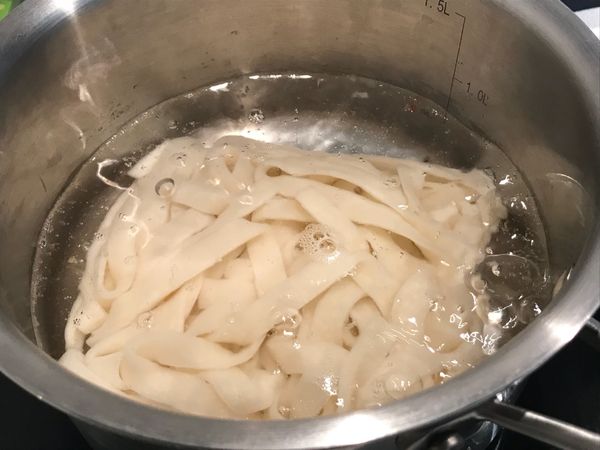 煮一鍋滾水，加入喜歡的麵條，照喜好口感滾個四到五分鐘，撈起、瀝乾。同一鍋水、直接加點鹽，將青菜加入川燙，瀝乾後與麵條一起放入碗中