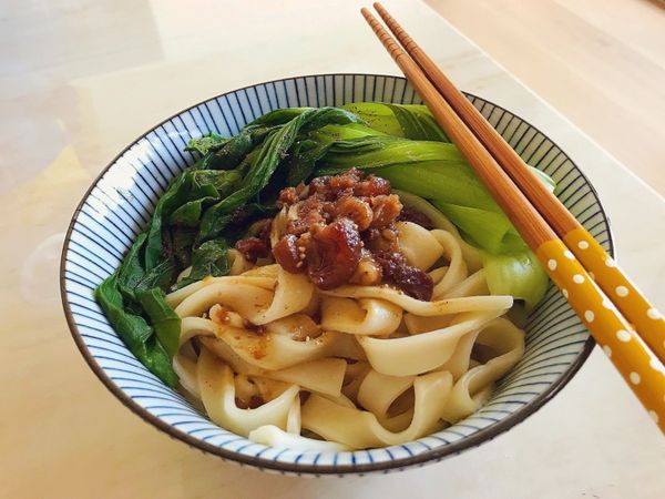 熱好的蔥酥連著油兩大匙淋在麵上，薄鹽醬油、蠔油各一大匙繞一圈淋上去，拌勻、開動啦！

（蔥酥油：醬油：蠔油=2:1:1）黃金比例最好吃