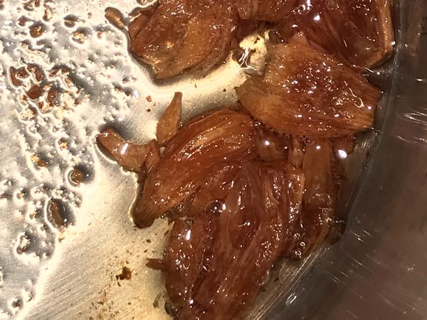 炒到紅蔥都轉為金黃色（或大部分比例已經是金黃色），就完成蔥酥油了