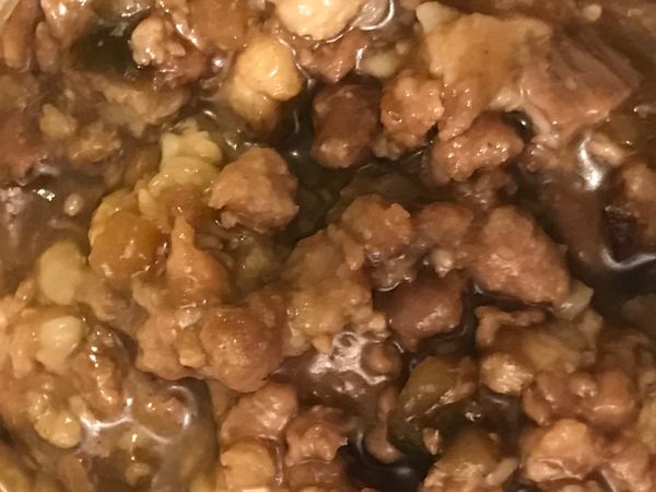 再來再來，肉燥也超級點單啊！！
1. 絞肉直接下鍋鋪平（全瘦的絞肉鍋裡要倒點油），小小火煎到肉末稍微開始轉白了
2. 八角、胡椒、五香粉加入、炒出香氣，肉末炒散
3. 醬油、油膏加入炒到肉末上色即可加入冰糖、剛剛前面步驟準備好的油蔥酥一大匙
4. 加水淹過肉末一公分高