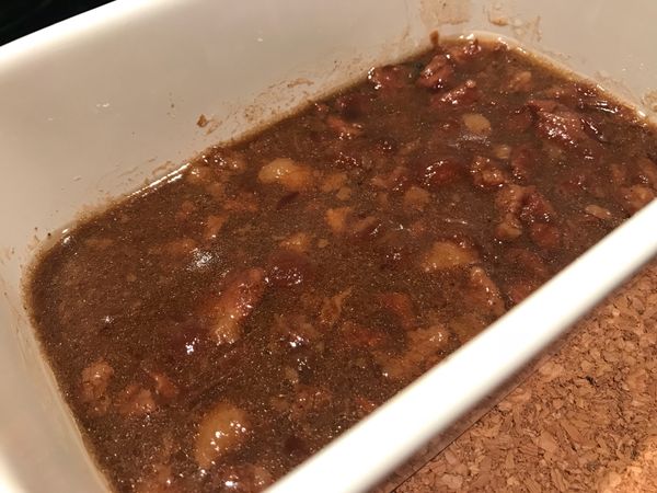 1. 瓦斯煮：
期間如果覺得水已經濃縮到太稠了，或時間到想煮更入味、更軟就再加入沒過肉的水量，煮到喜歡的軟爛程度就完成囉！
2. 電鍋煮：
若電鍋跳起後覺得還不夠軟，就外鍋一樣再加一到兩杯水續蒸；入味也夠軟後，拿回瓦斯爐上開大火，稍微收汁即可。