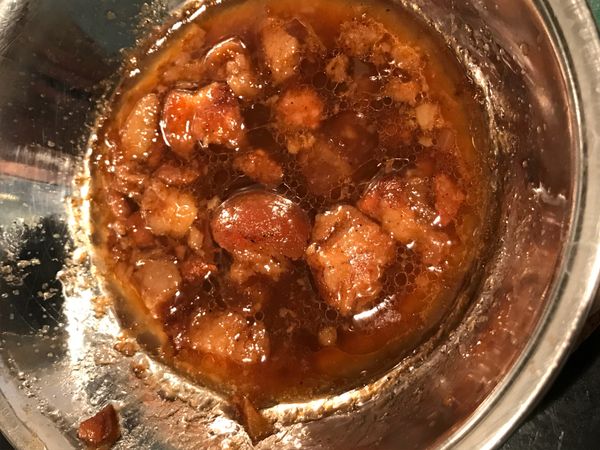 煮好的肉燥放冰箱後會像果凍那樣結成一塊，覆熱很簡單，挖出要吃的量放小碗，加一小匙水，整碗直接放電鍋、外鍋不加水，電鍋大概三分鐘跳起後就又是滿屋子香味啦！