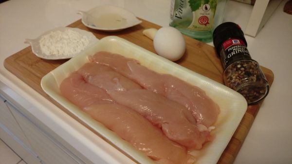 雞肉放冰箱微凍後，雞肉切成３、４段，蒜拍碎。