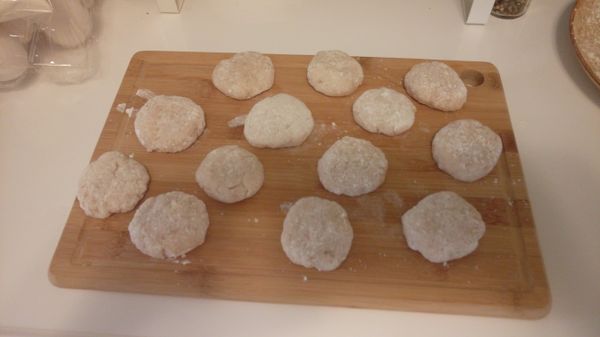 雙手沾水，取雞肉泥整型(比較不會沾黏)，再裹上低粉，輕拍讓多餘粉脫落。